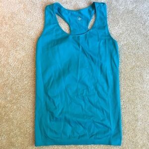 Non slip fitted sport top